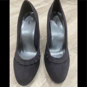 Fiomi navy blue suede heels